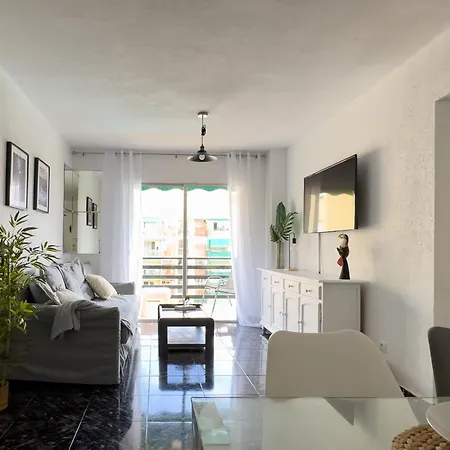 Amazing 3-bedroom Apartment. Pool And Sea View! Los Cristianos (Tenerife)