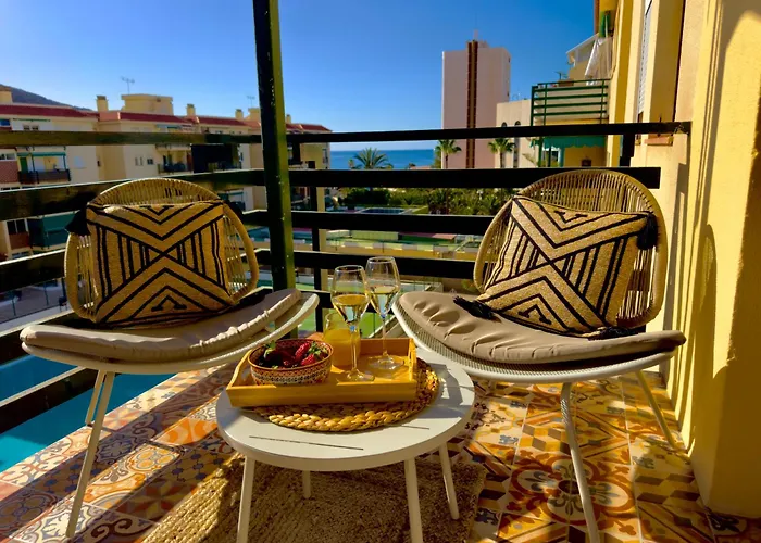 Amazing 3-bedroom Apartment. Pool And Sea View! 洛斯克里斯蒂亚诺斯