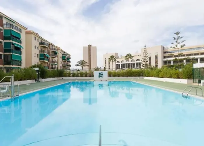 公寓 Amazing 3-bedroom Apartment. Pool And Sea View!